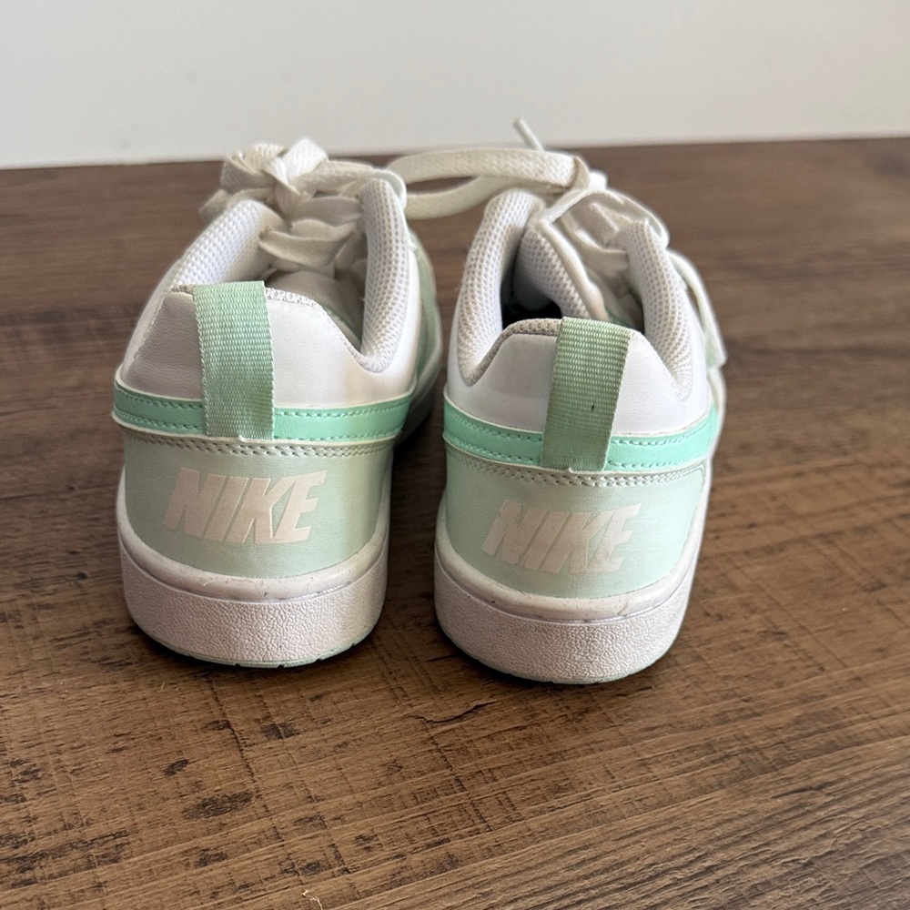 Nike Kids Low Sneakers in Mint and White Size 5 Big Kids - Picture 8 of 14